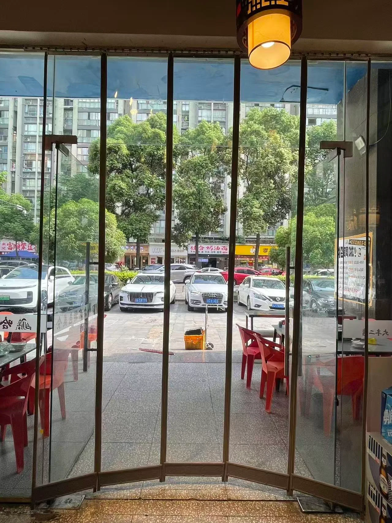 餐饮门口实拍，由宇灿建材提供的真实照片
