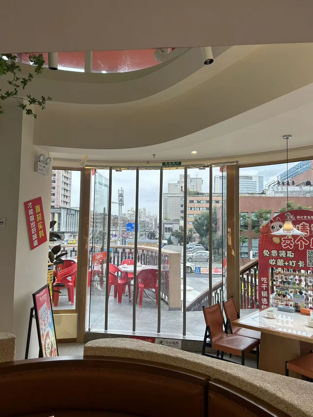 餐饮门店内侧实拍，由宇灿建材提供的磁吸门帘真实照片