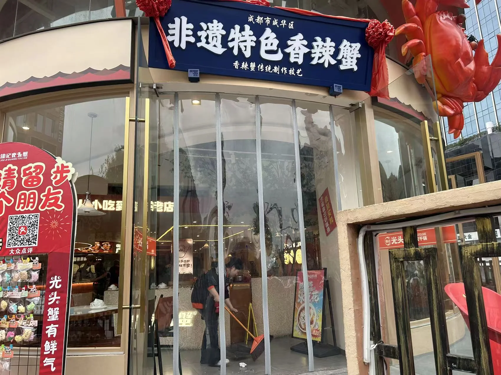 餐饮门店外侧实拍，由宇灿建材提供的磁吸门帘真实照片